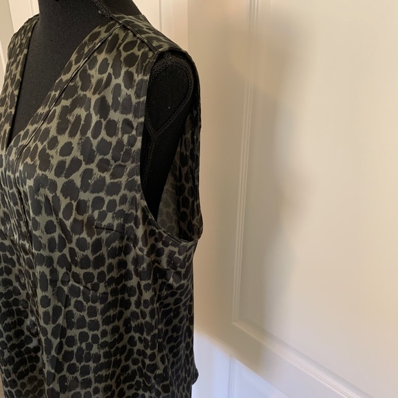🫒🐆 Sleeveless Olive Green Leopard Print Top from BR - Picture 3 of 13